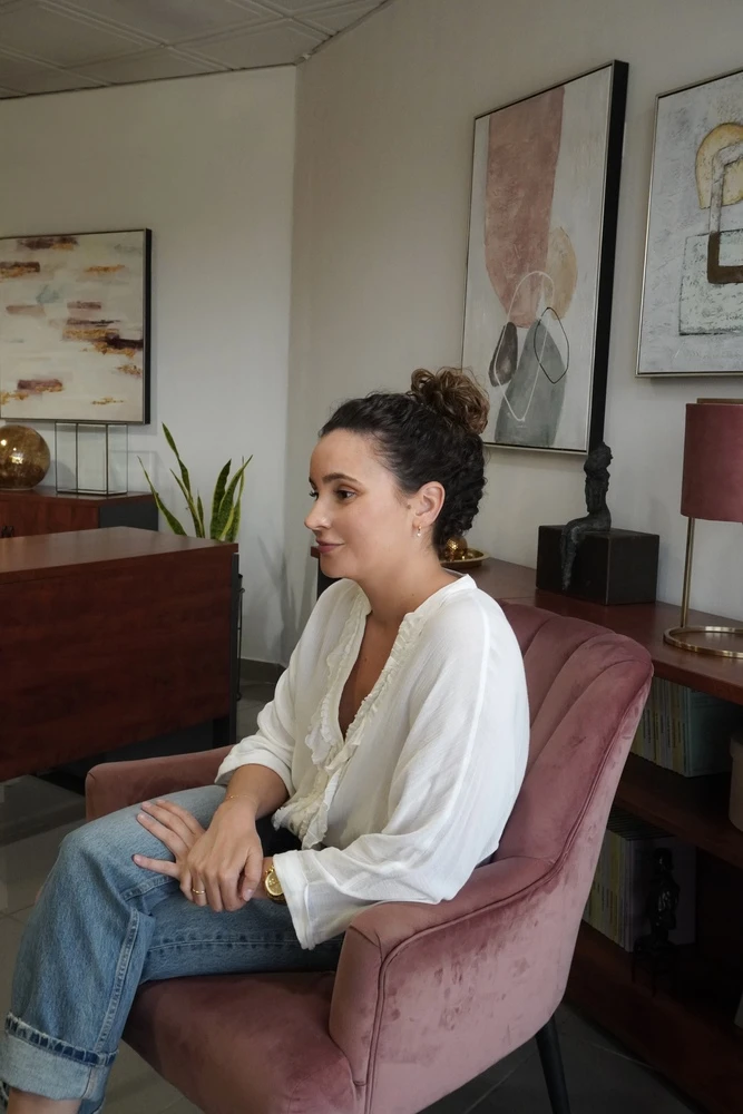 Claudia González, psicóloga en Tenerife, sentada en su consulta de La Laguna