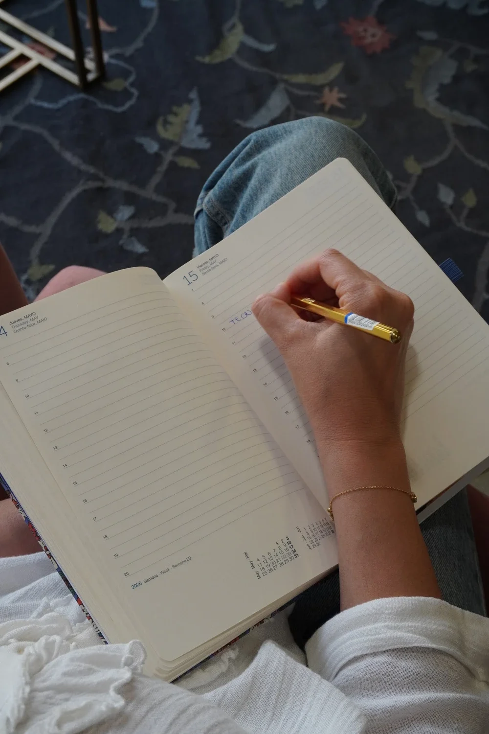 Manos anotando en una agenda durante una sesión de terapia