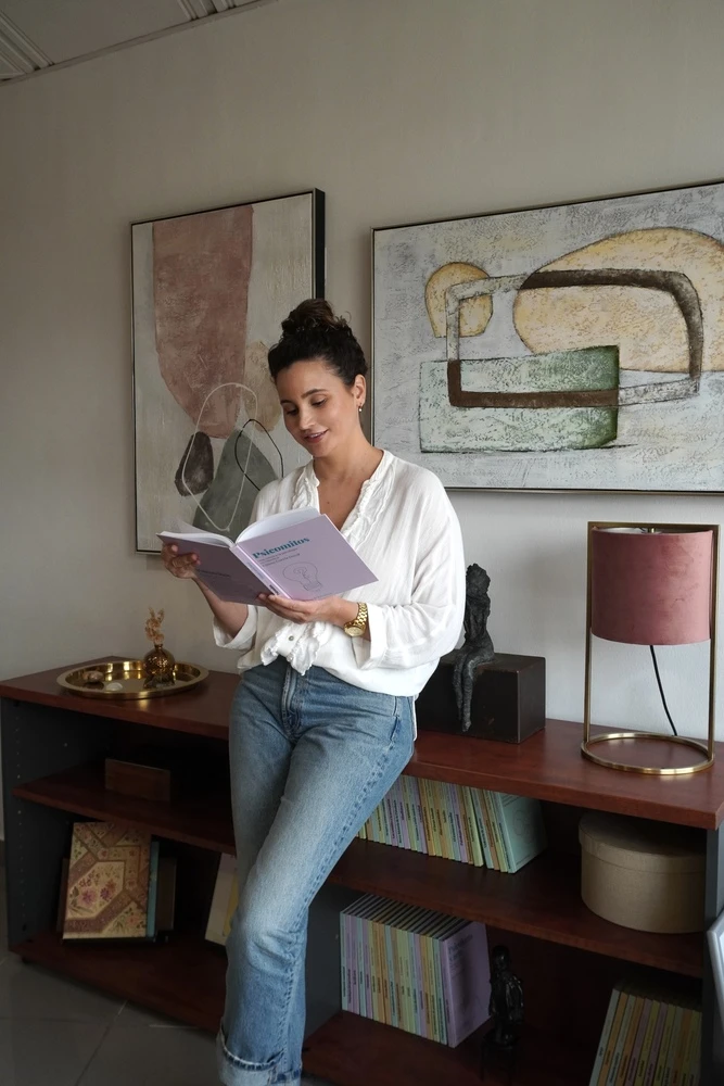 Claudia González, psicóloga, leyendo un libro de psicología en su consulta de Tenerife